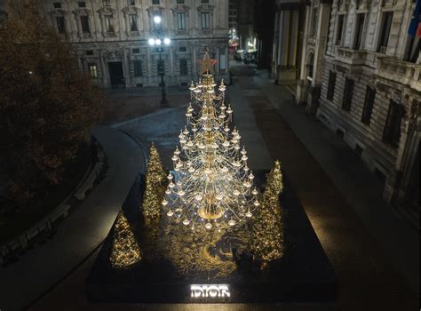 L'albero di Dior in piazza Scala a Milano 